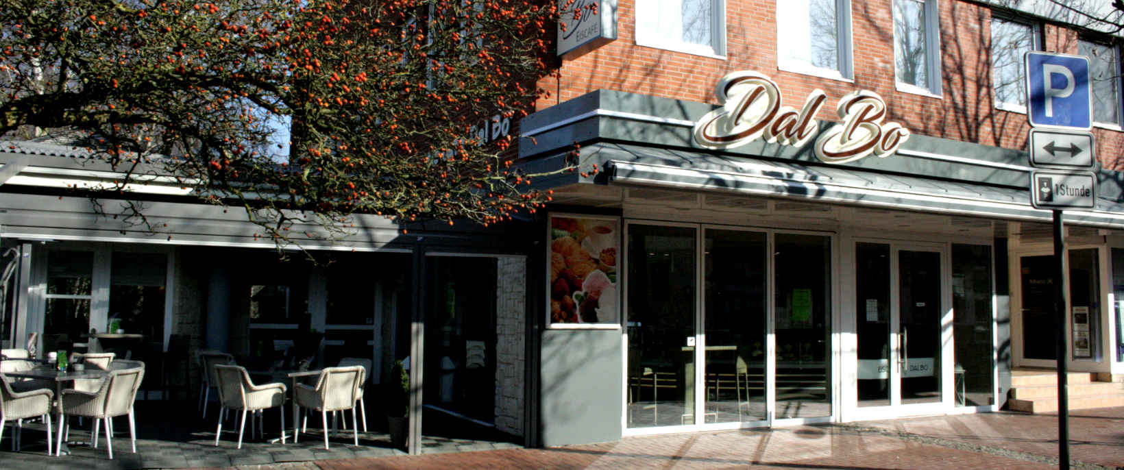 Eiscafé Dal Bò mit Terrasse am Marktplatz in Munster
