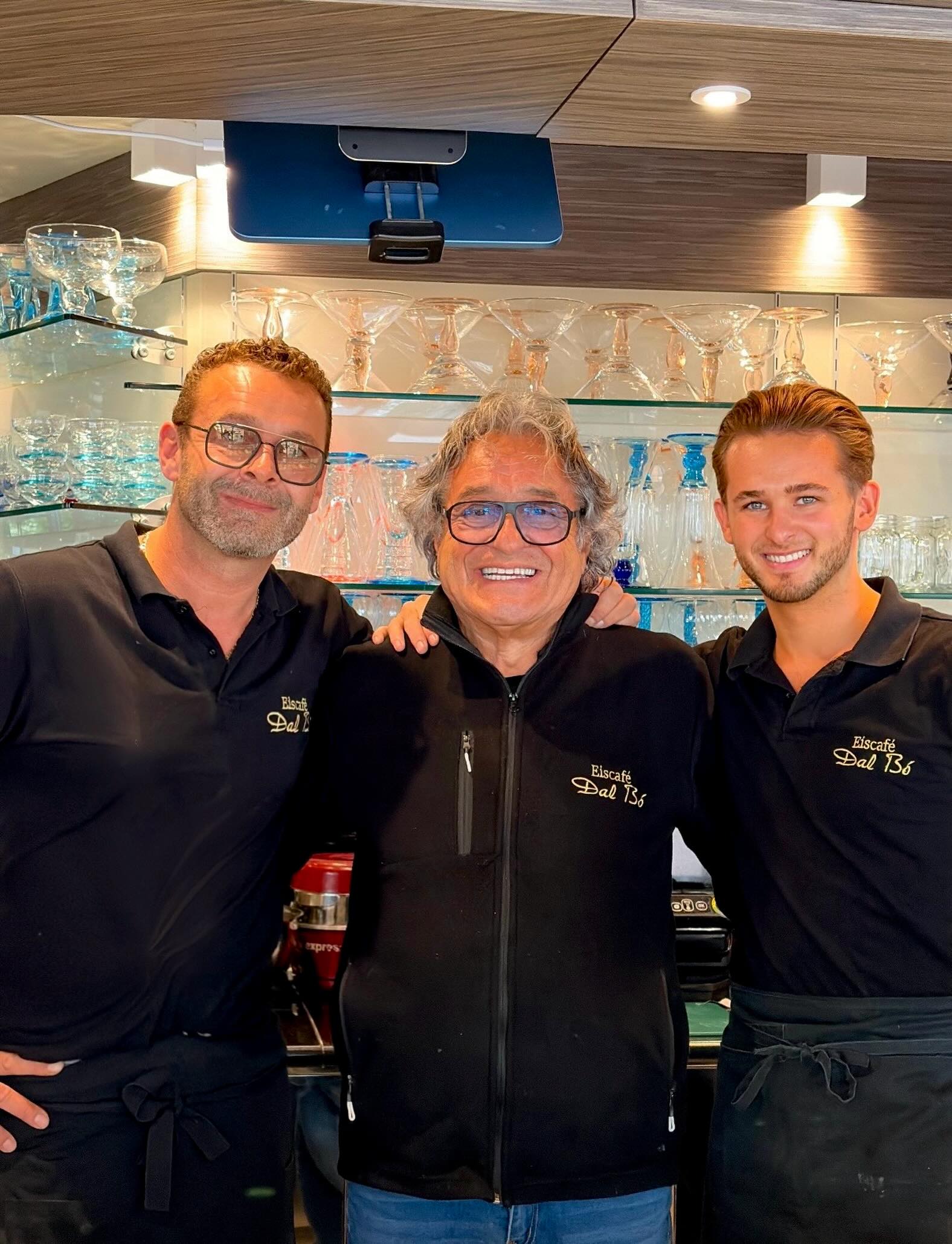 Drei Generationen des Eiscafés Dal Bò gemeinsam im Café