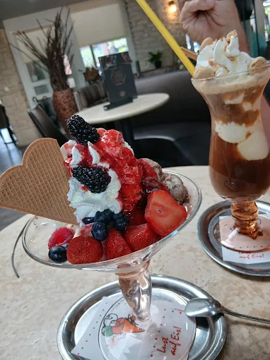 Großer Fruchtbecher mit Beeren, Sahne und Eiswaffel