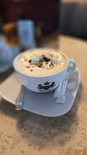 Cappuccino mit Milchschaum und Schokoladenstückchen