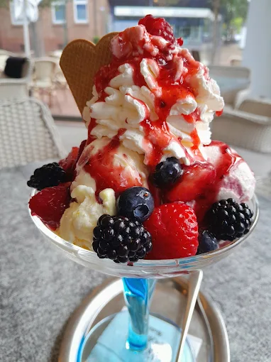 Eisbecher mit Beeren, Sahne und zwei Eiswaffeln